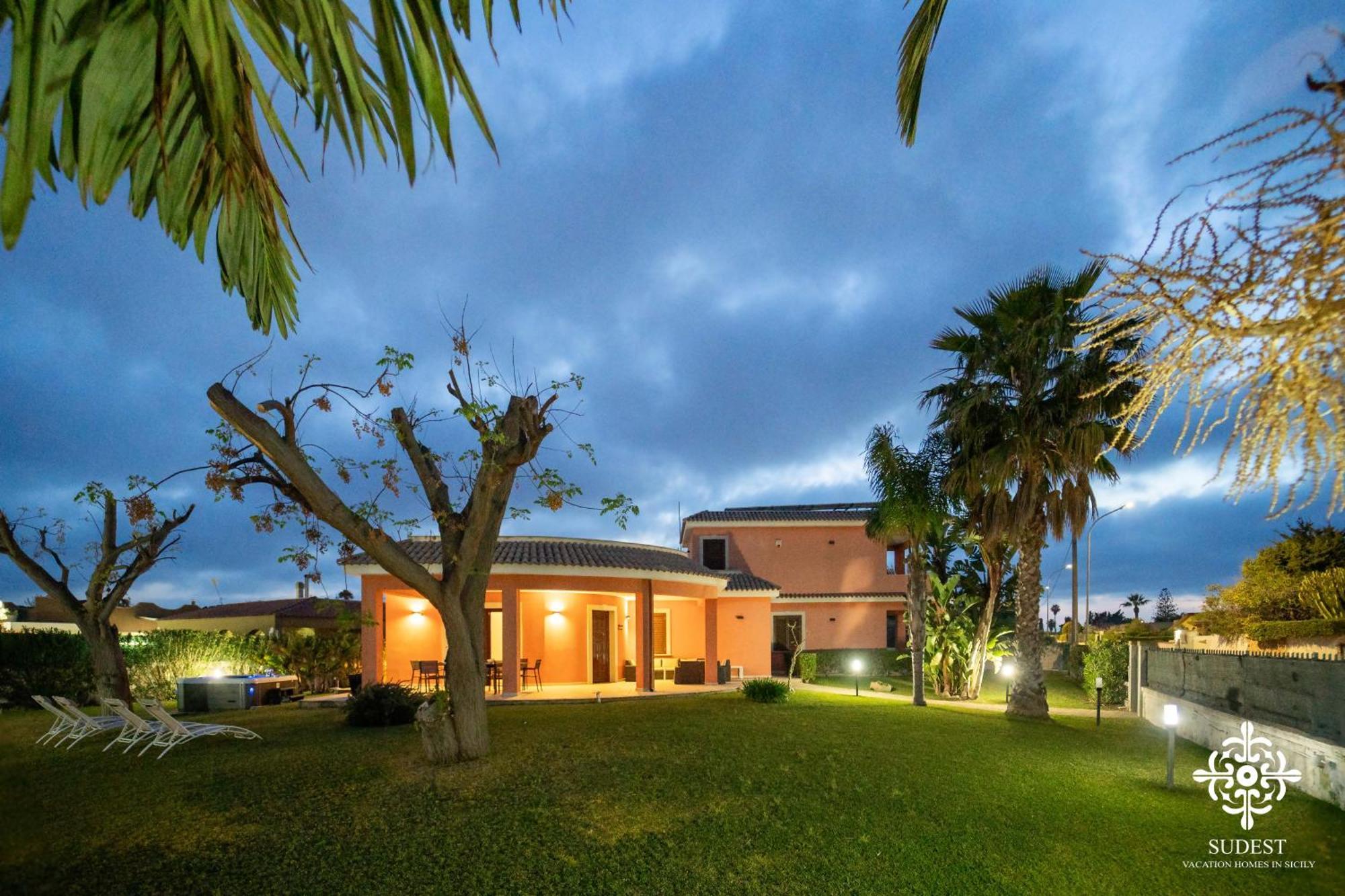Villa Seaside - Beach Retreat With Jacuzzi Syracuse Exterior photo
