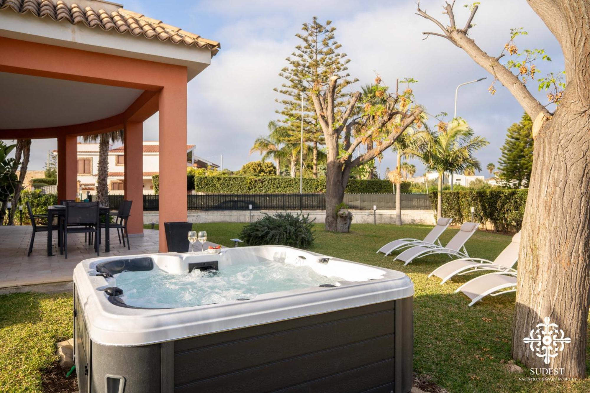 Villa Seaside - Beach Retreat With Jacuzzi Syracuse Exterior photo